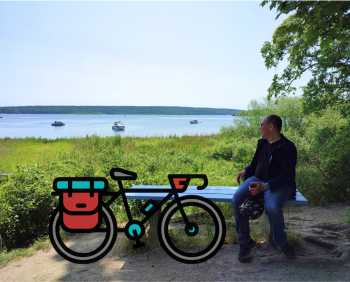 Mann sitzt auf einer Bank und schaut auf einen sommerlichen See, davor Grafik eines Fahrrads