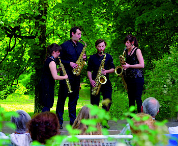 Das sonic art Quartett musiziert im Grünen