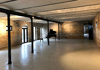 Ein Raum mit einem Klavier