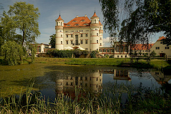 1 Schloss neben einem Fluss