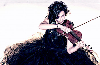 Katharina Garrard spielt Geige in schwarzen Klamotte