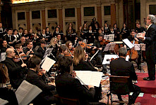 Ein Ensemble spielt Musik im Konzerthaus