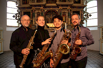 4 Menschen mit Saxophonen