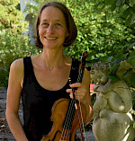 1 Frau mit Geige in der Natur