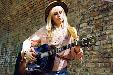 Sofia Talvik spielt Gitarre