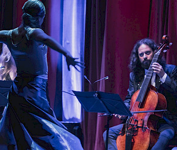 Fahmi Alqhai spielt Cello