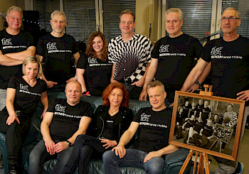 Die MusikerInnen von Floydboa tragen T-Shirts mit Schriften «Floyd Box Beckerfrande mobile»